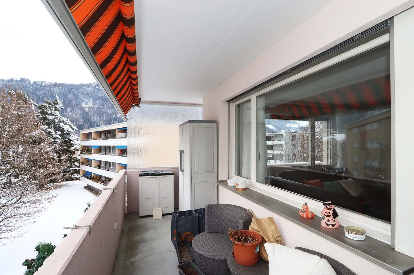 Appartamento 4.5 locali con posto auto in garage e balcone in posizione centrale a Näfels - Foto 3 di 14