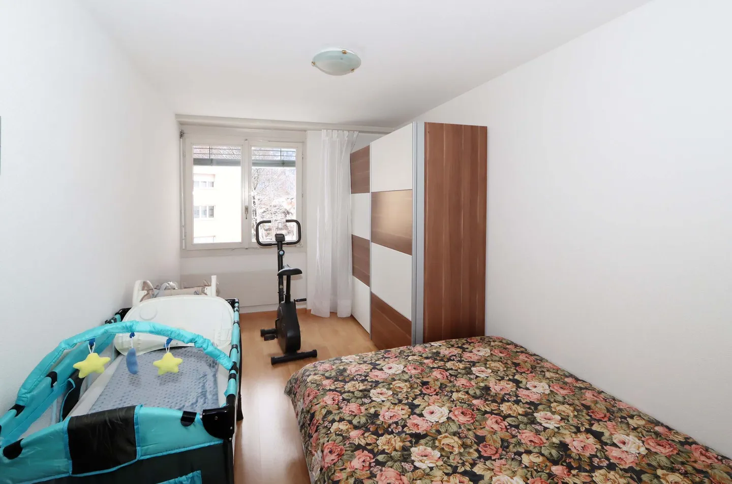 Appartamento 4.5 locali con posto auto in garage e balcone in posizione centrale a Näfels - Foto 6 di 14