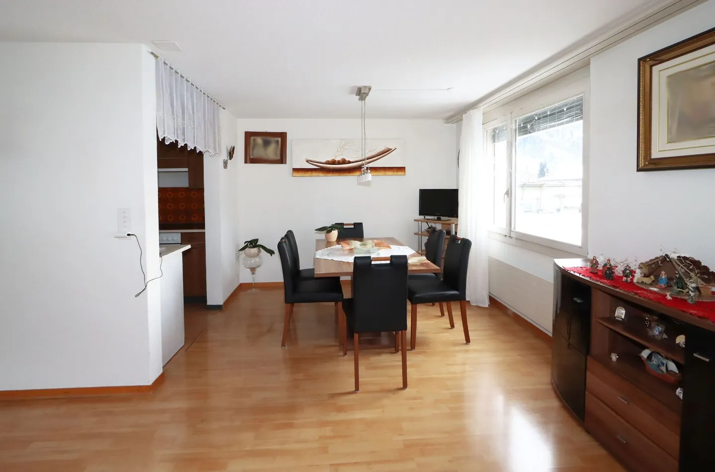 Appartamento 4.5 locali con posto auto in garage e balcone in posizione centrale a Näfels - Foto 8 di 14