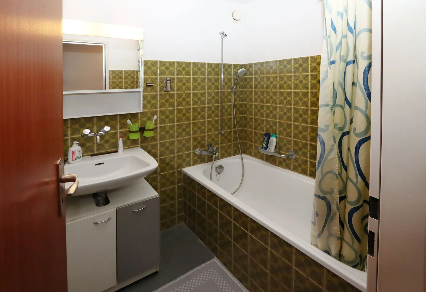 Appartamento 4.5 locali con posto auto in garage e balcone in posizione centrale a Näfels - Foto 11 di 14