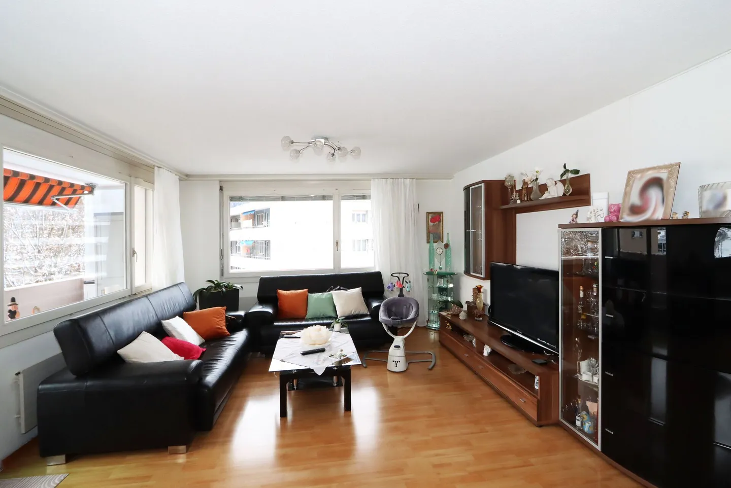 Appartamento 4.5 locali con posto auto in garage e balcone in posizione centrale a Näfels - Foto 9 di 14