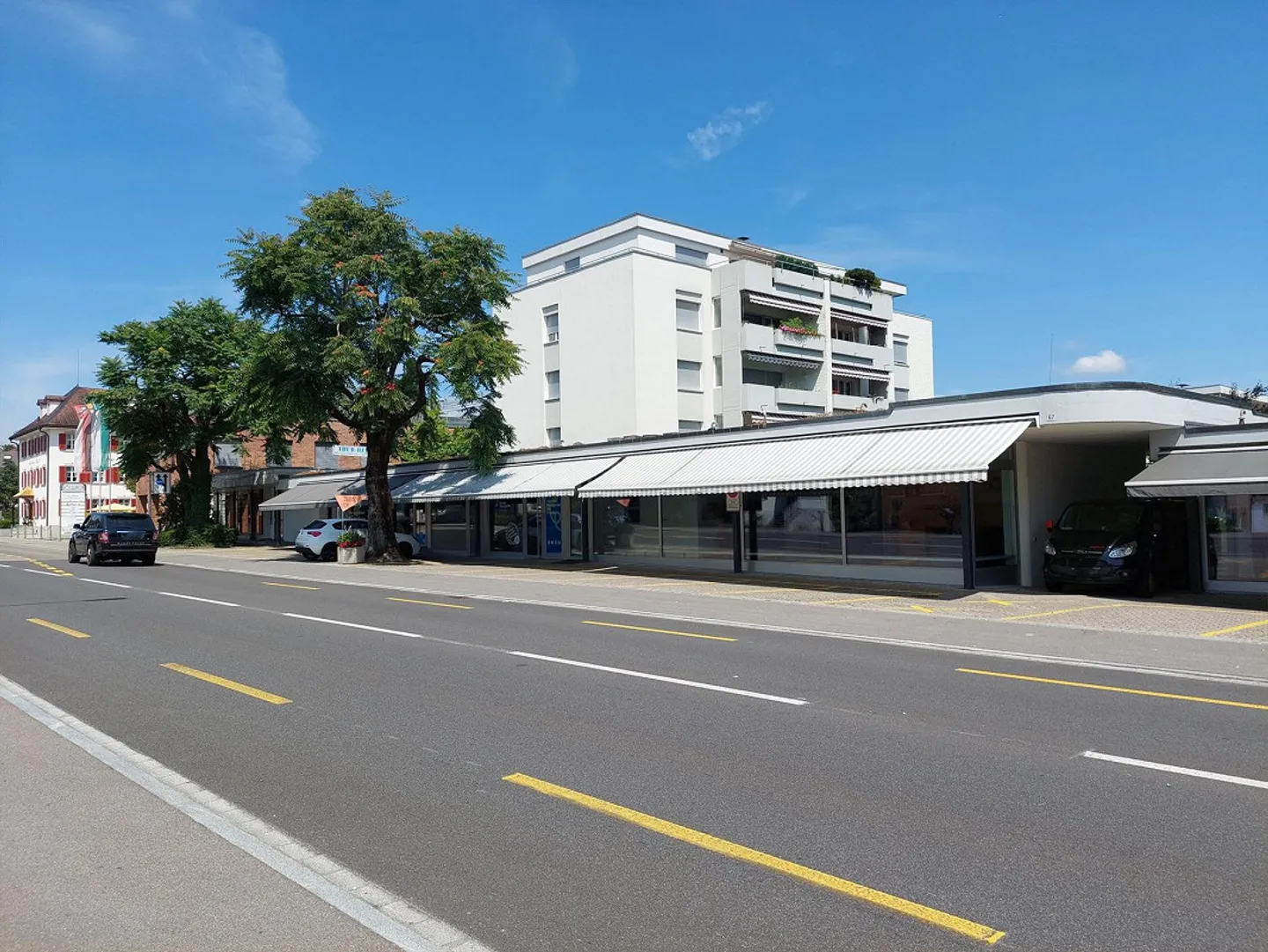 Magazzino nel seminterrato con ascensore per merci - Foto 1 di 8