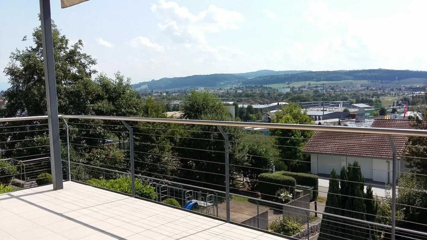 Ampio appartamento di 4 1/2 stanze con vista - Foto 1 di 11