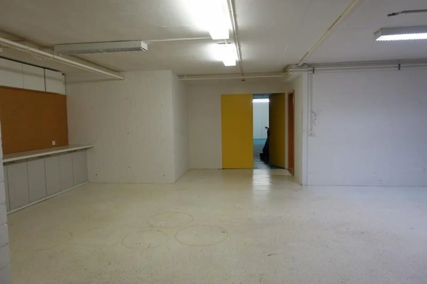 Magazzino nel seminterrato con ascensore per merci - Foto 2 di 8