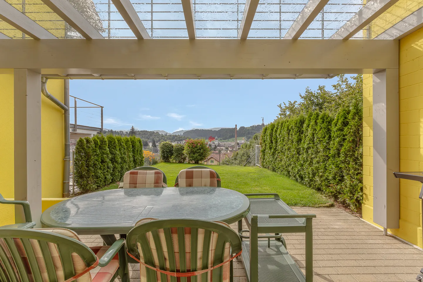 Idylle familiale dans la forêt verte - Photo 2 sur 12