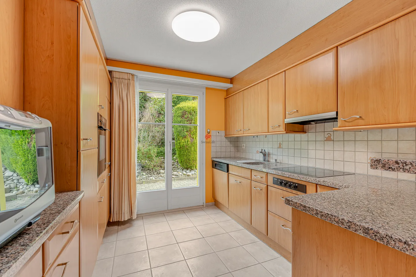 Idylle familiale dans la forêt verte - Photo 4 sur 12