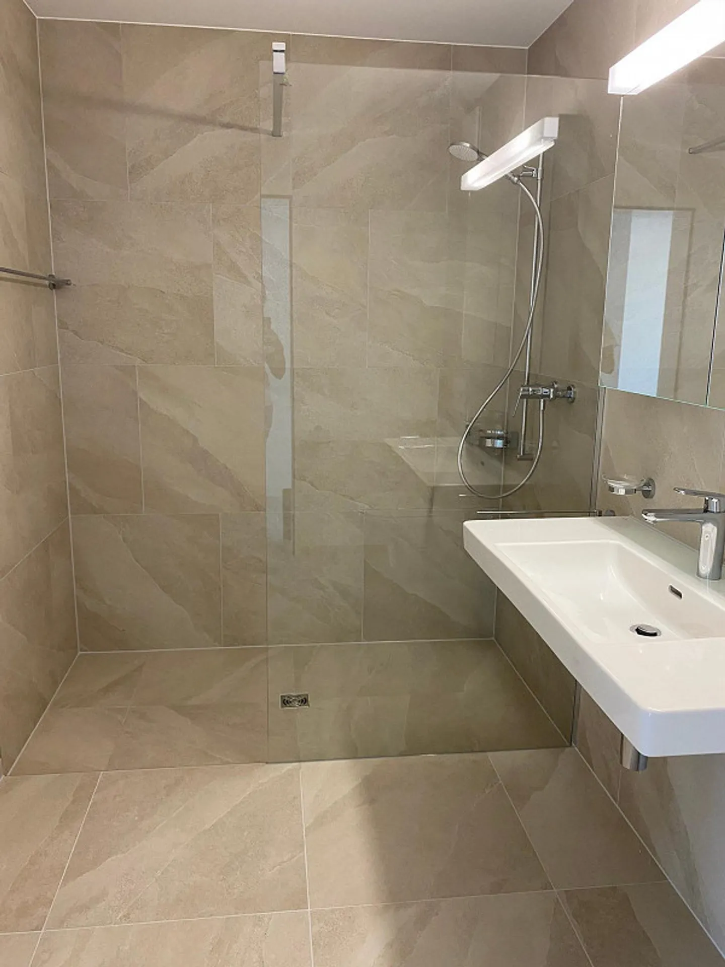 Grosszügige Dachwohnung mit Aussicht - Foto 6 von 7