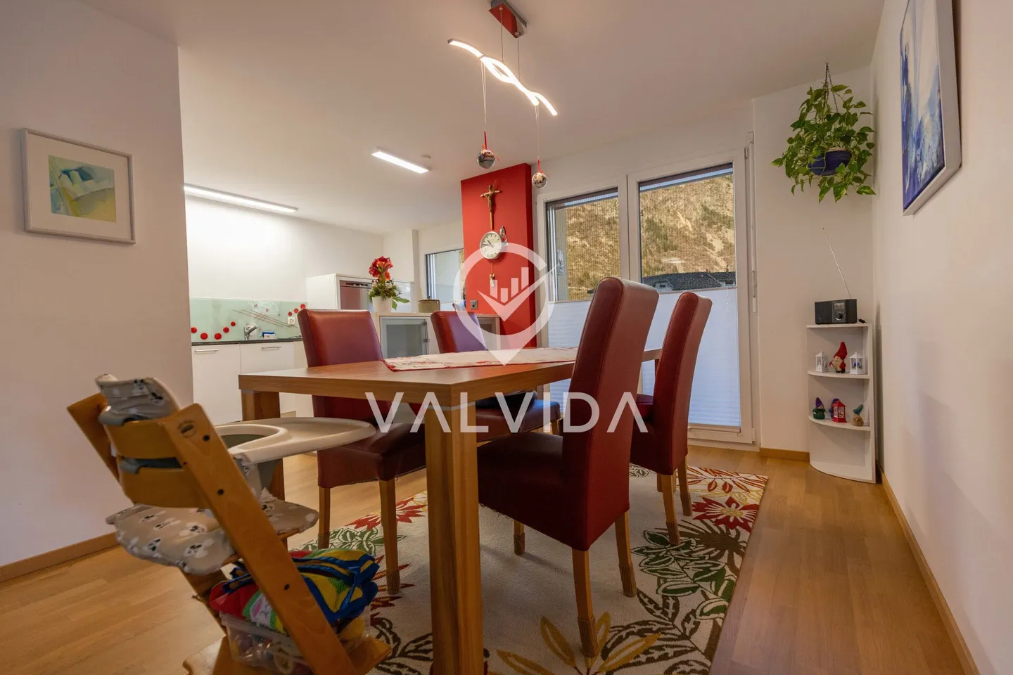 Living with a View: Stylish 4.5-Room Apartment with Terrace & Garage - Photo 2 of 12