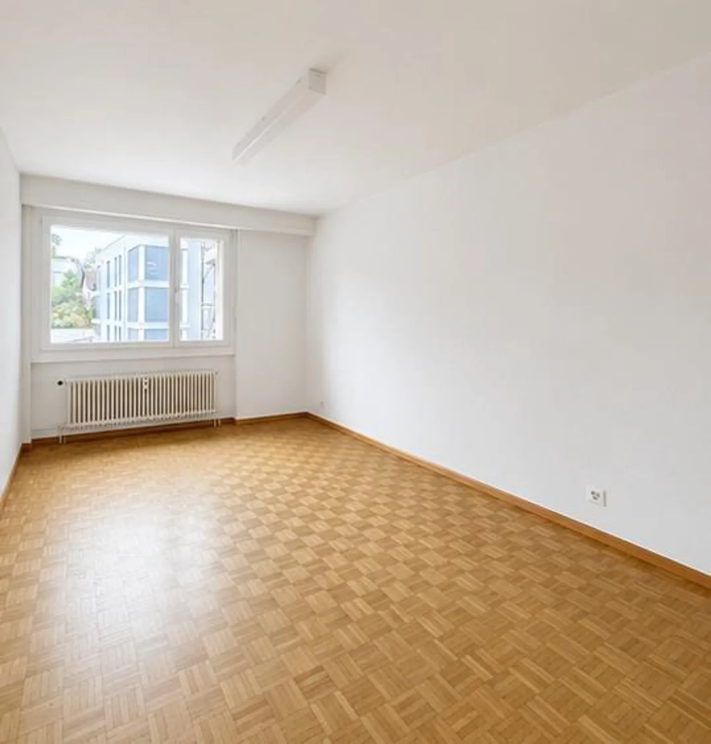 Living in a central location near Kronenplatz - Photo 2 of 9