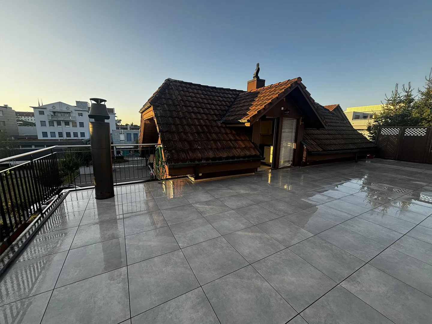 Charmante Dachwohnung mit Terrasse - Foto 1 von 14