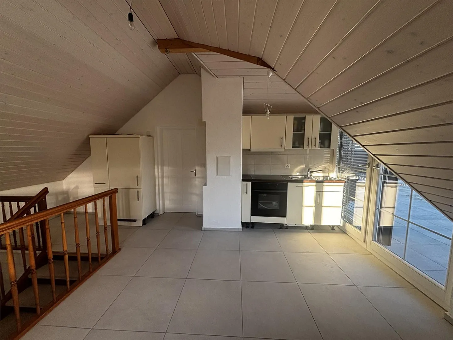 Charmante Dachwohnung mit Terrasse - Foto 2 von 14
