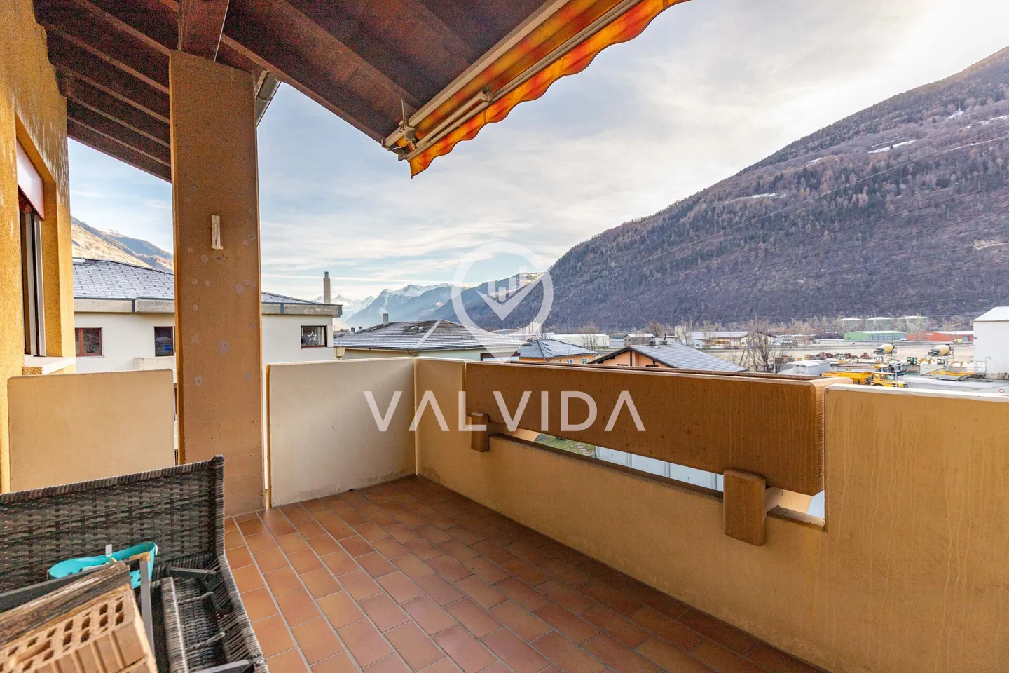 Living with a View: Stylish 4.5-Room Apartment with Terrace & Garage - Photo 10 of 12