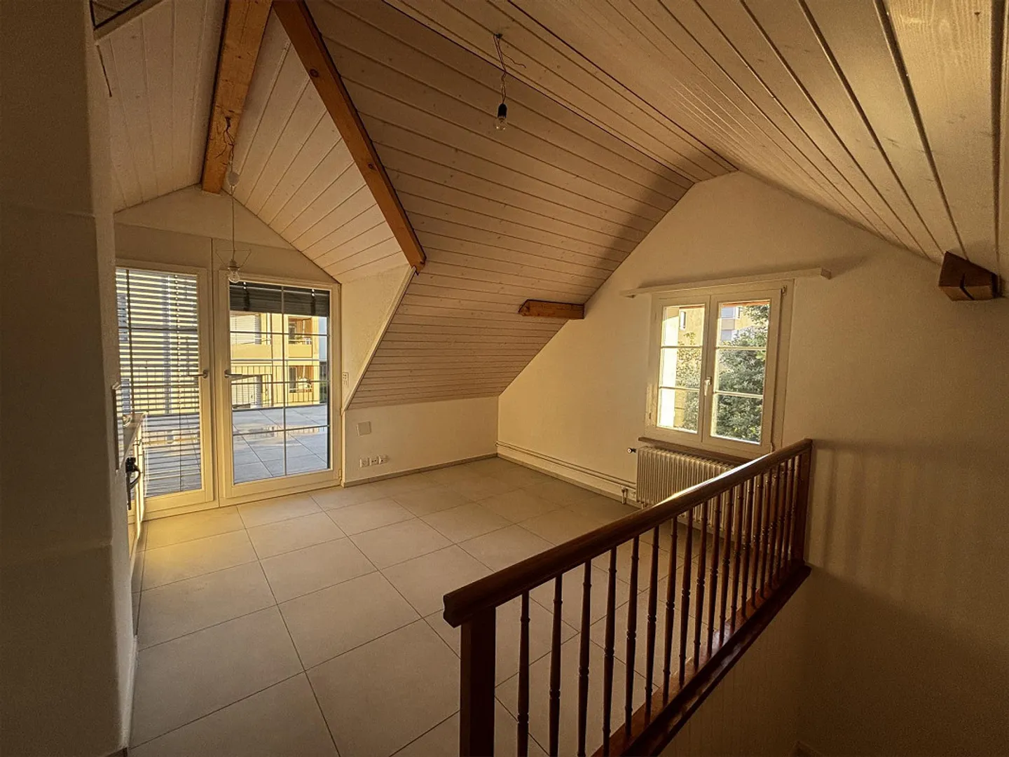 Charmante Dachwohnung mit Terrasse - Foto 3 von 14
