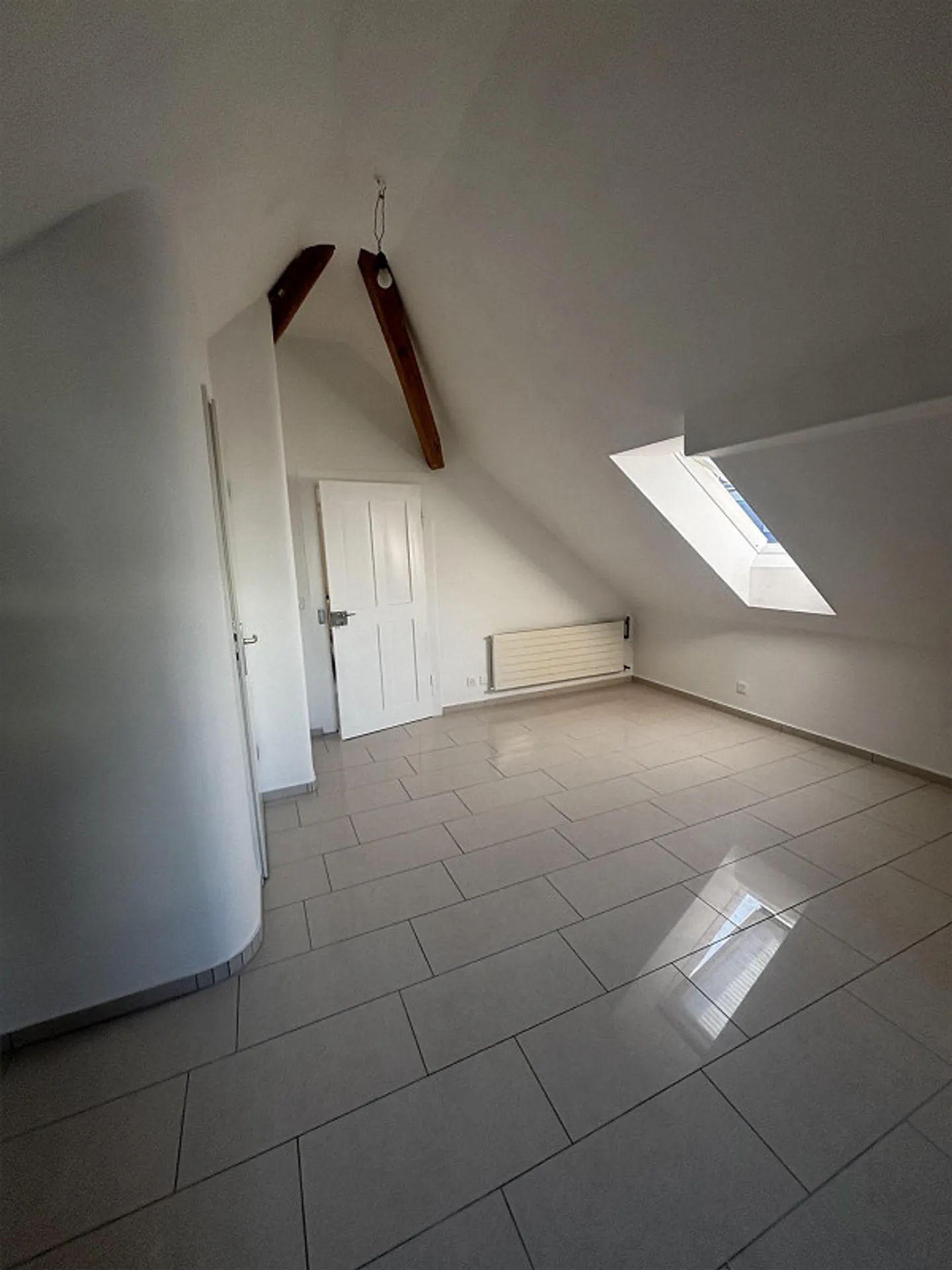 Charmante Dachwohnung mit Terrasse - Foto 5 von 14