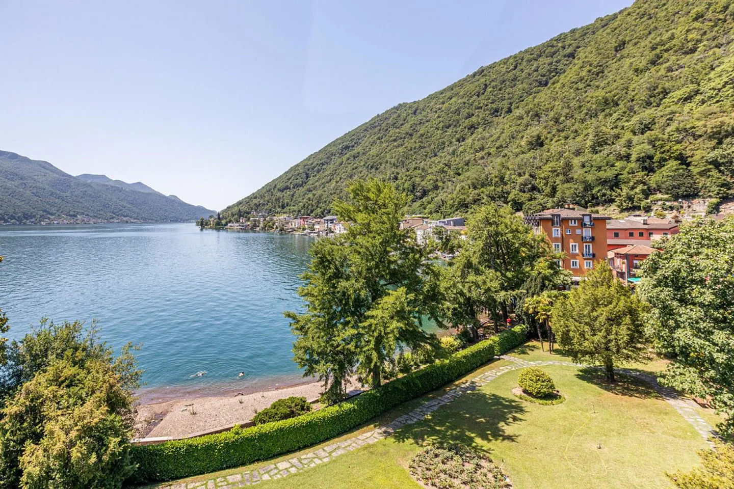 Prestigious penthouse apartment with 3.5 rooms directly on the lake shore - Photo 1 of 13