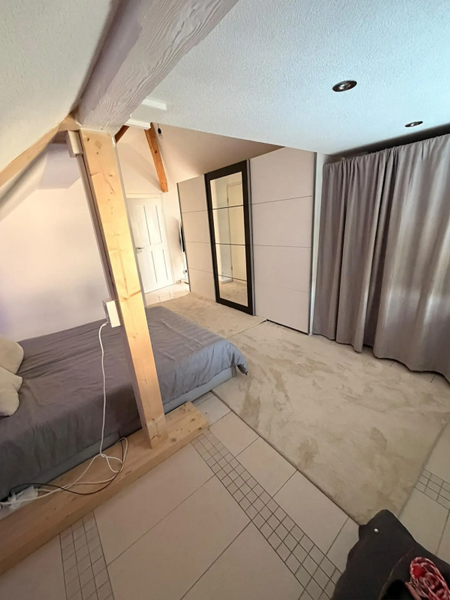 Charmante Dachwohnung mit Terrasse - Foto 11 von 14