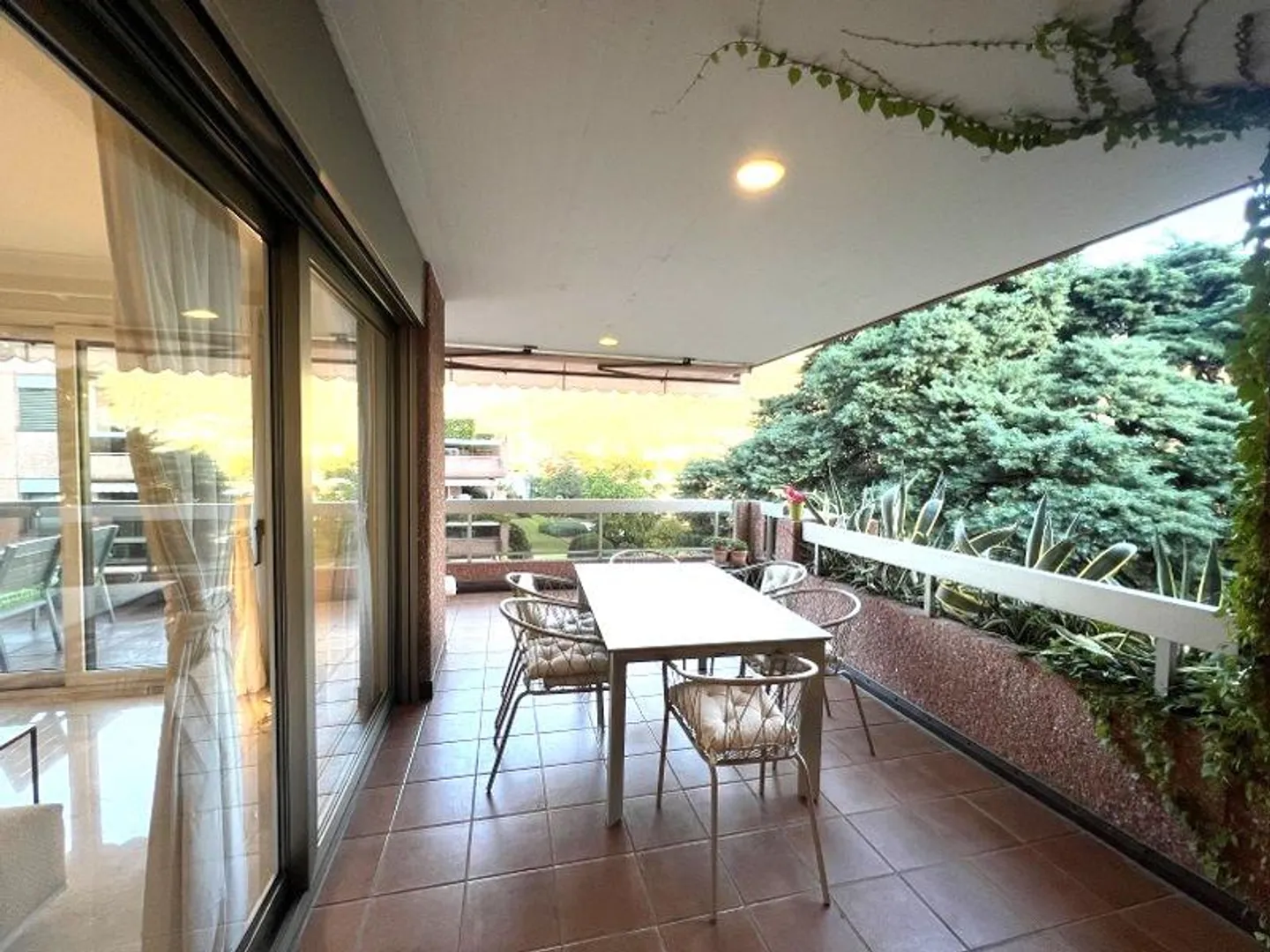 Prestigious penthouse apartment with 3.5 rooms directly on the lake shore - Photo 2 of 13