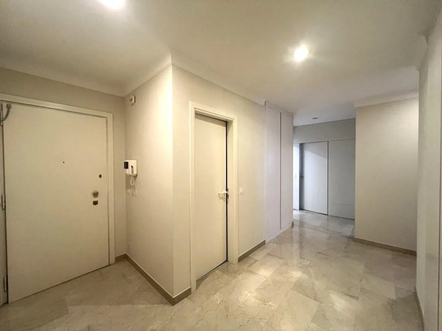 Prestigious penthouse apartment with 3.5 rooms directly on the lake shore - Photo 7 of 13