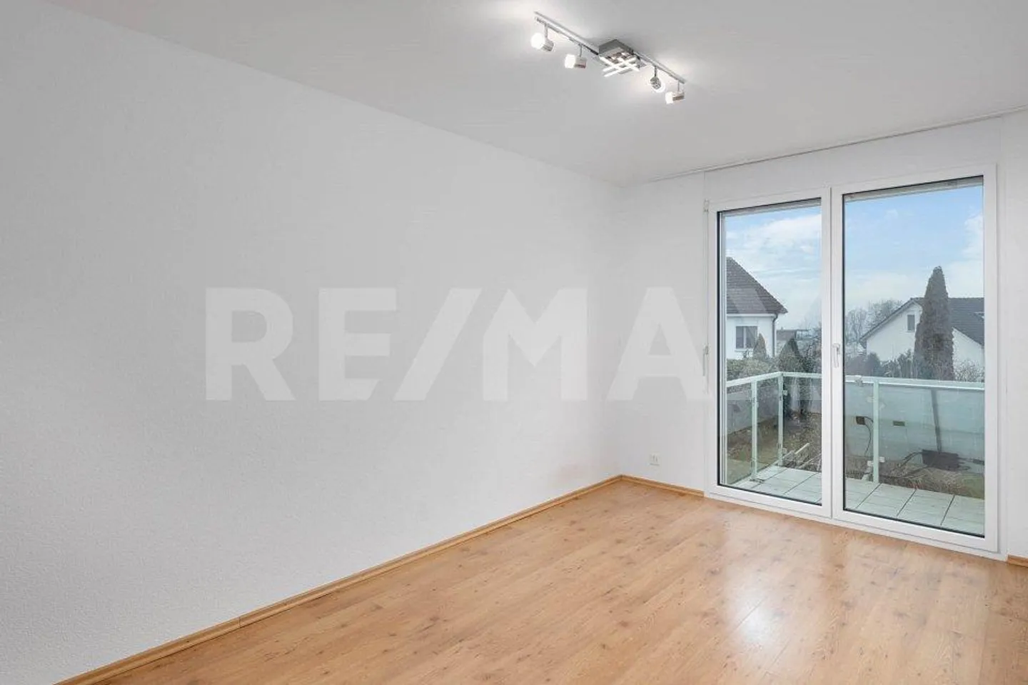 Maison mitoyenne avec quatre chambres et jardin à Remetschwil - Photo 3 sur 13