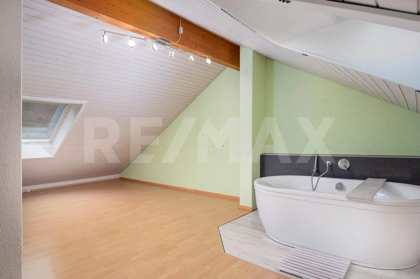 Maison mitoyenne avec quatre chambres et jardin à Remetschwil - Photo 2 sur 13