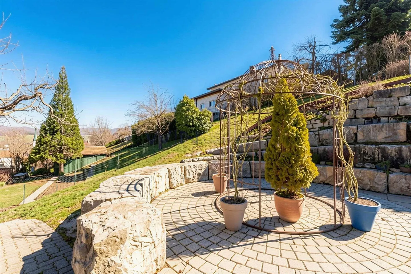 Spacious Detached House with Garden - Photo 4 of 12