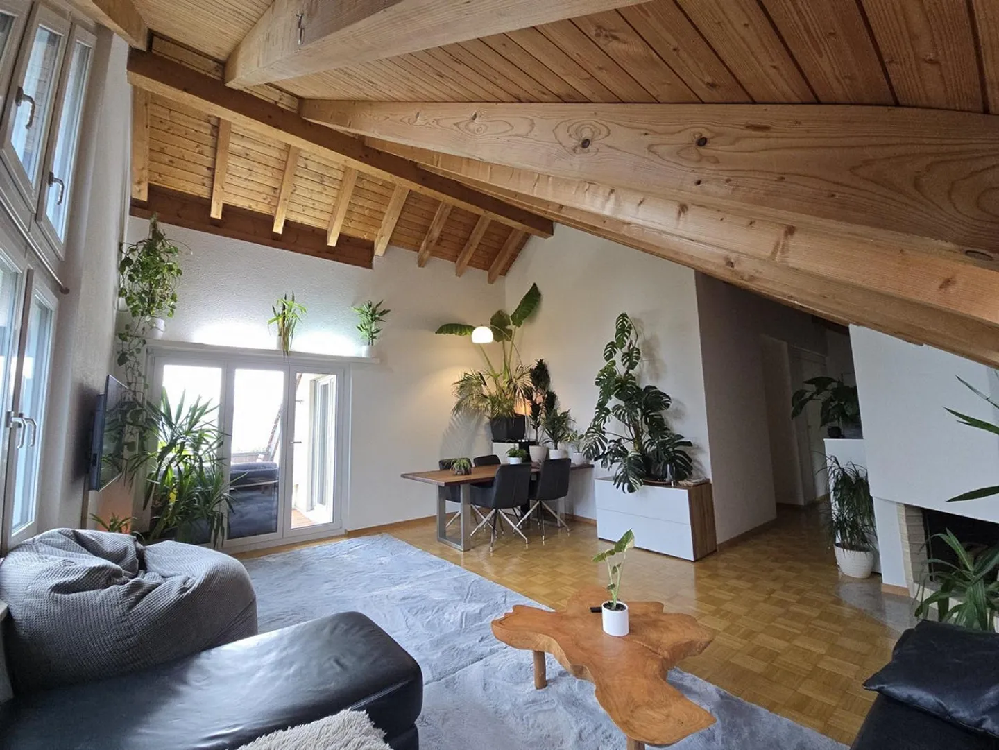 Stilvolle Wohnung in Oberrieden mit Seesicht und Cheminée - befristet - Foto 1 von 10