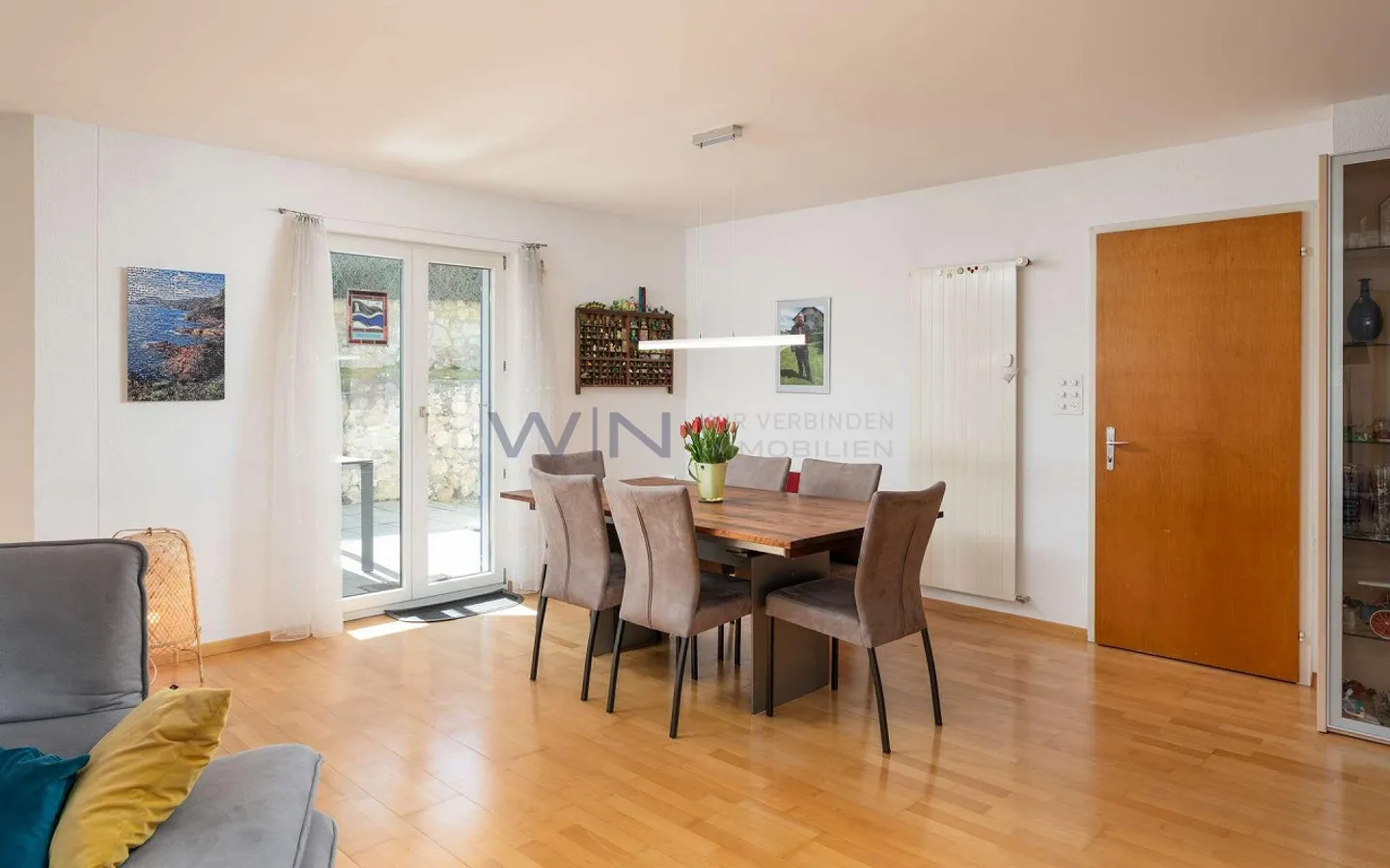 Spacious Detached House with Garden - Photo 3 of 12