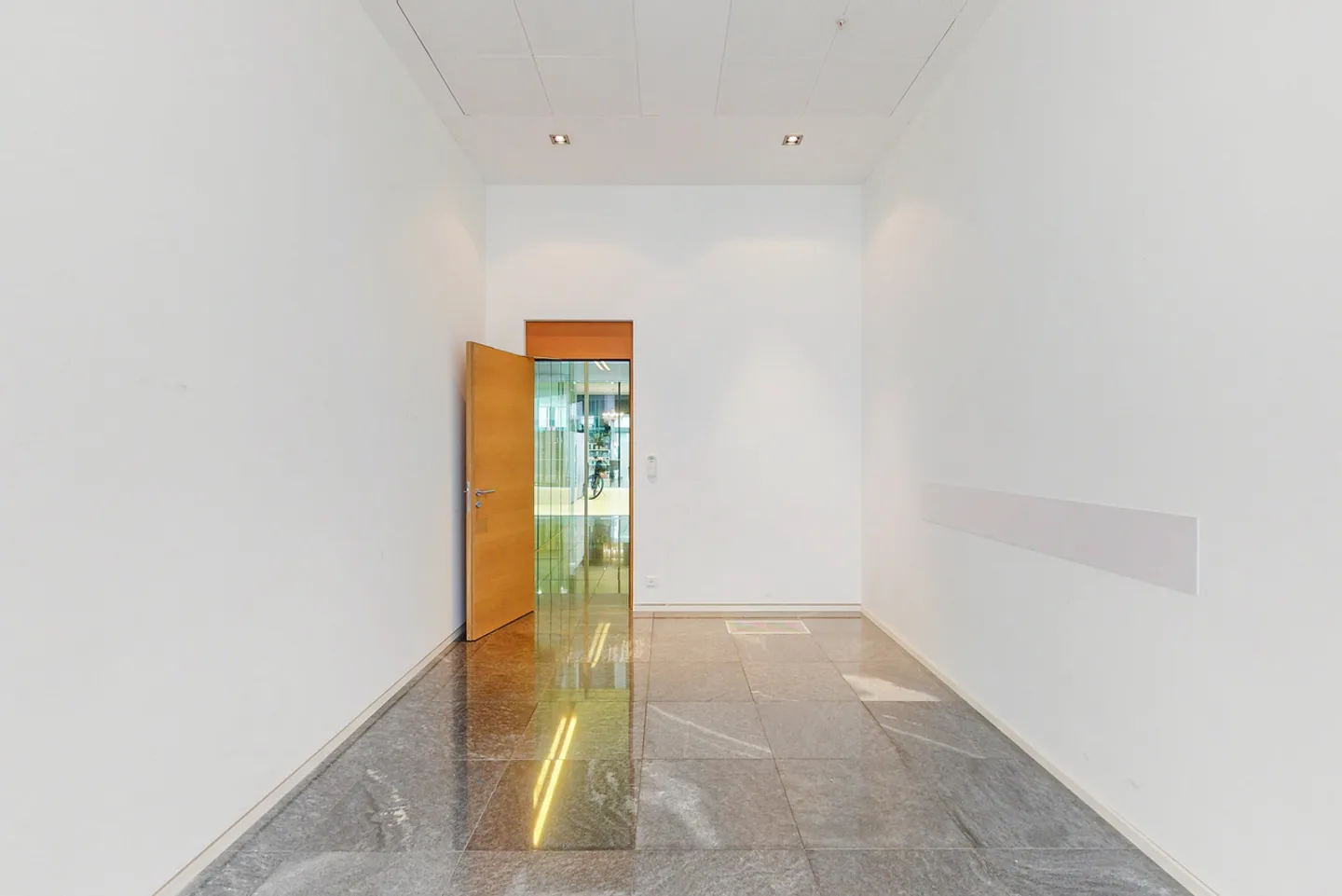 Spazio Commerciale Luminoso in Centro - Foto 8 di 8