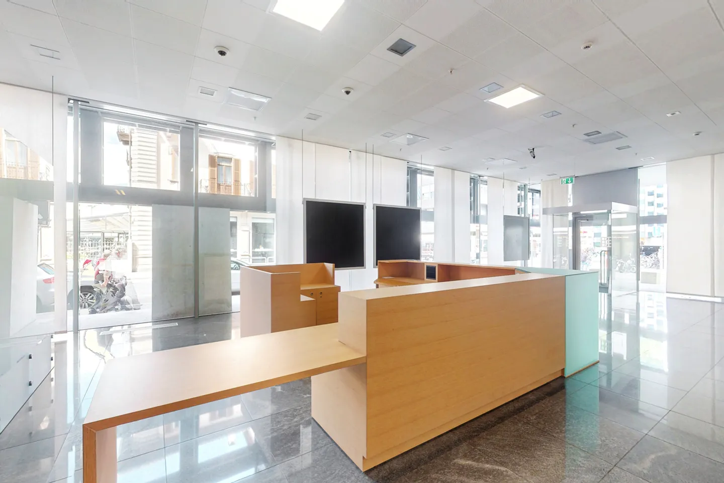 Spazio Commerciale Luminoso in Centro - Foto 4 di 8