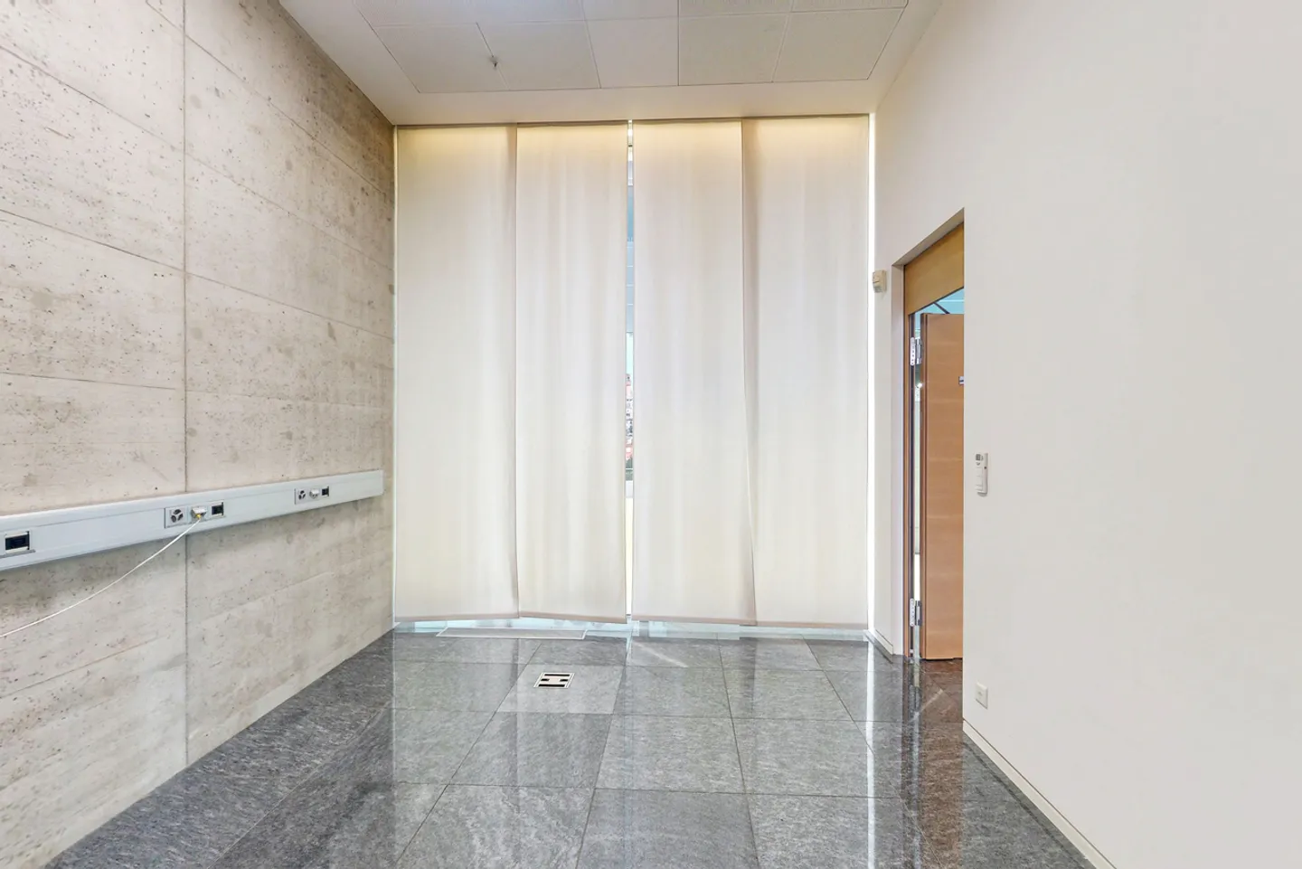 Spazio Commerciale Luminoso in Centro - Foto 5 di 8