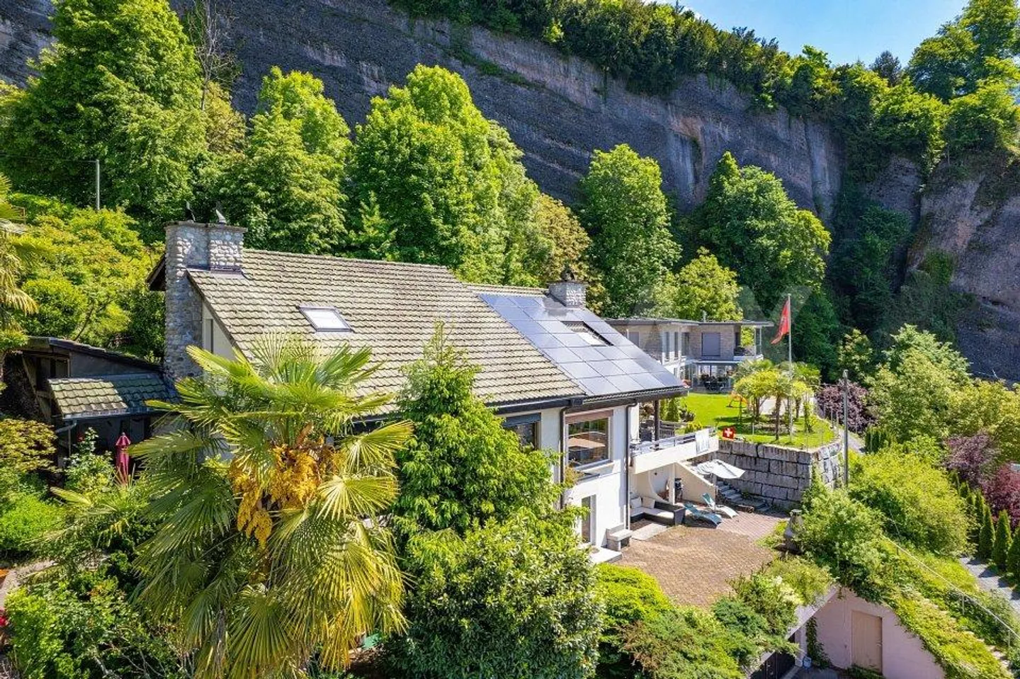 Exclusive villa with lake and mountain views, large garden in Vitznau: Your dream home! - Photo 1 of 13