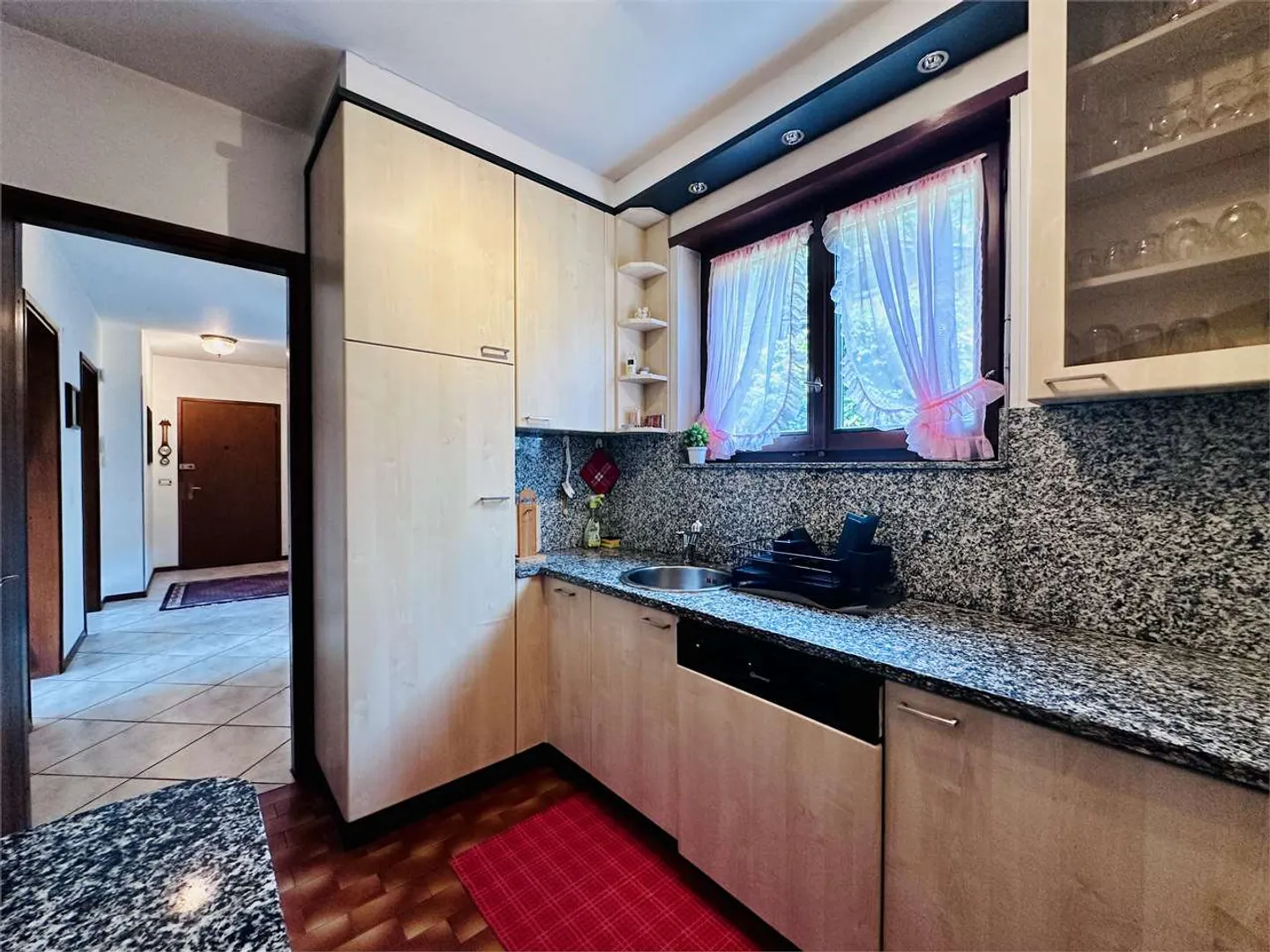 Spacious 2.5-room apartment with terrace and lake view as well as swimming pool - Photo 4 of 13