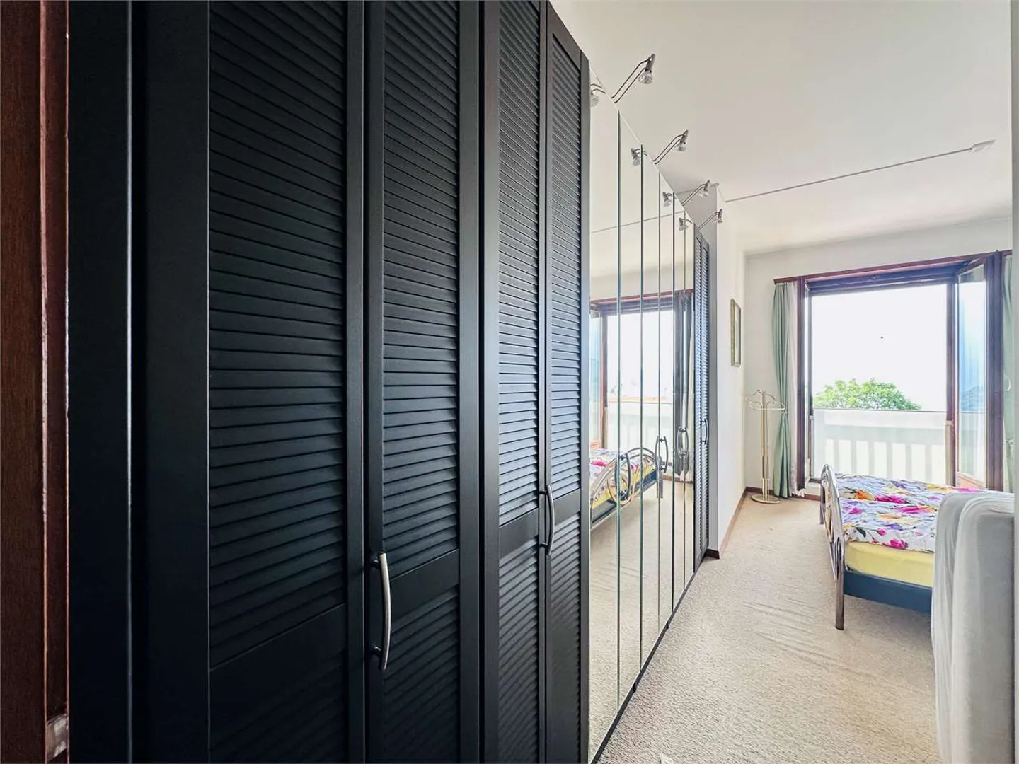 Spacious 2.5-room apartment with terrace and lake view as well as swimming pool - Photo 8 of 13