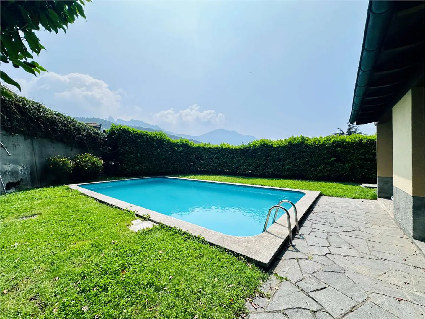 Spacious 2.5-room apartment with terrace and lake view as well as swimming pool - Photo 11 of 13