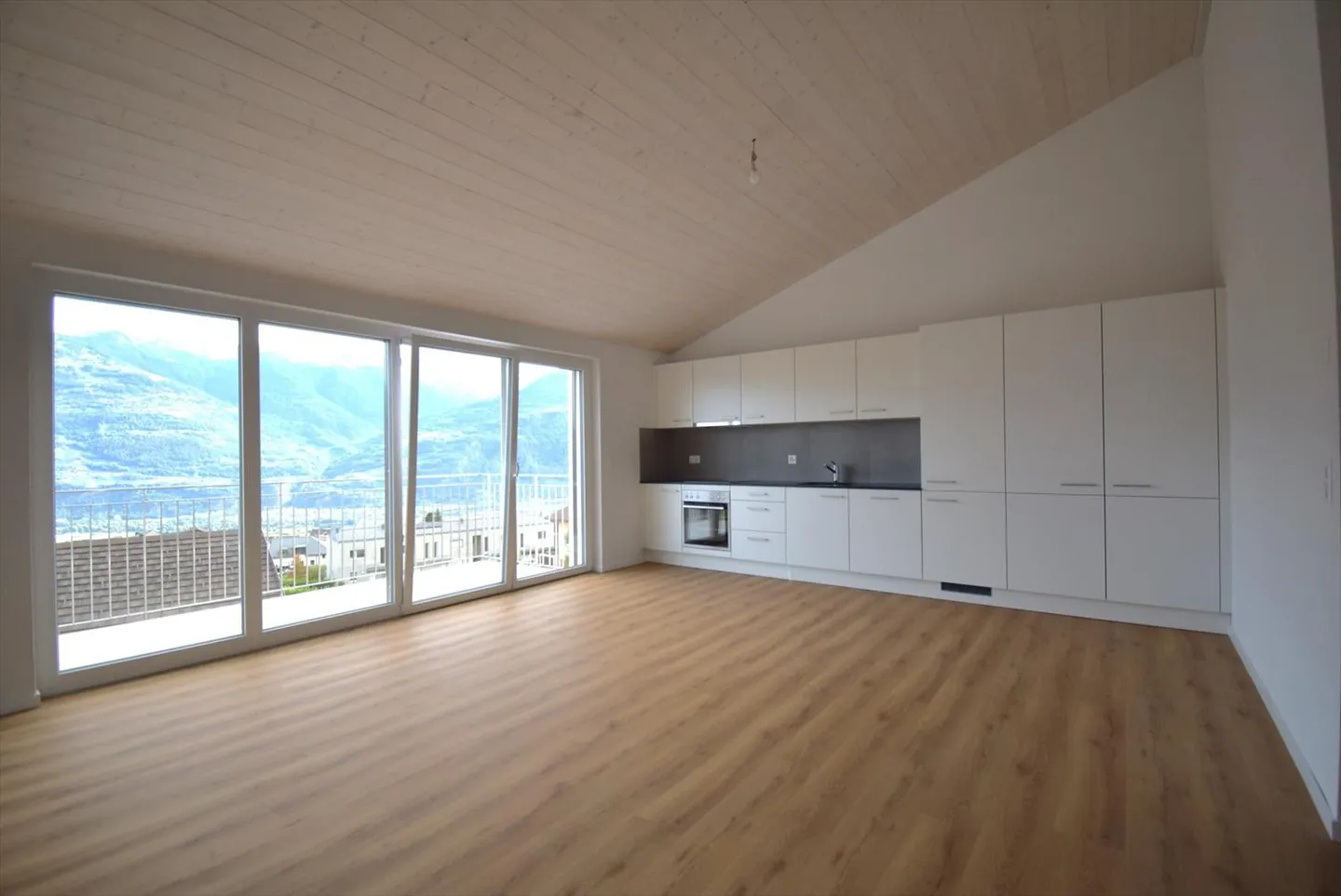 2.5 Room Apartment - Photo 2 of 7