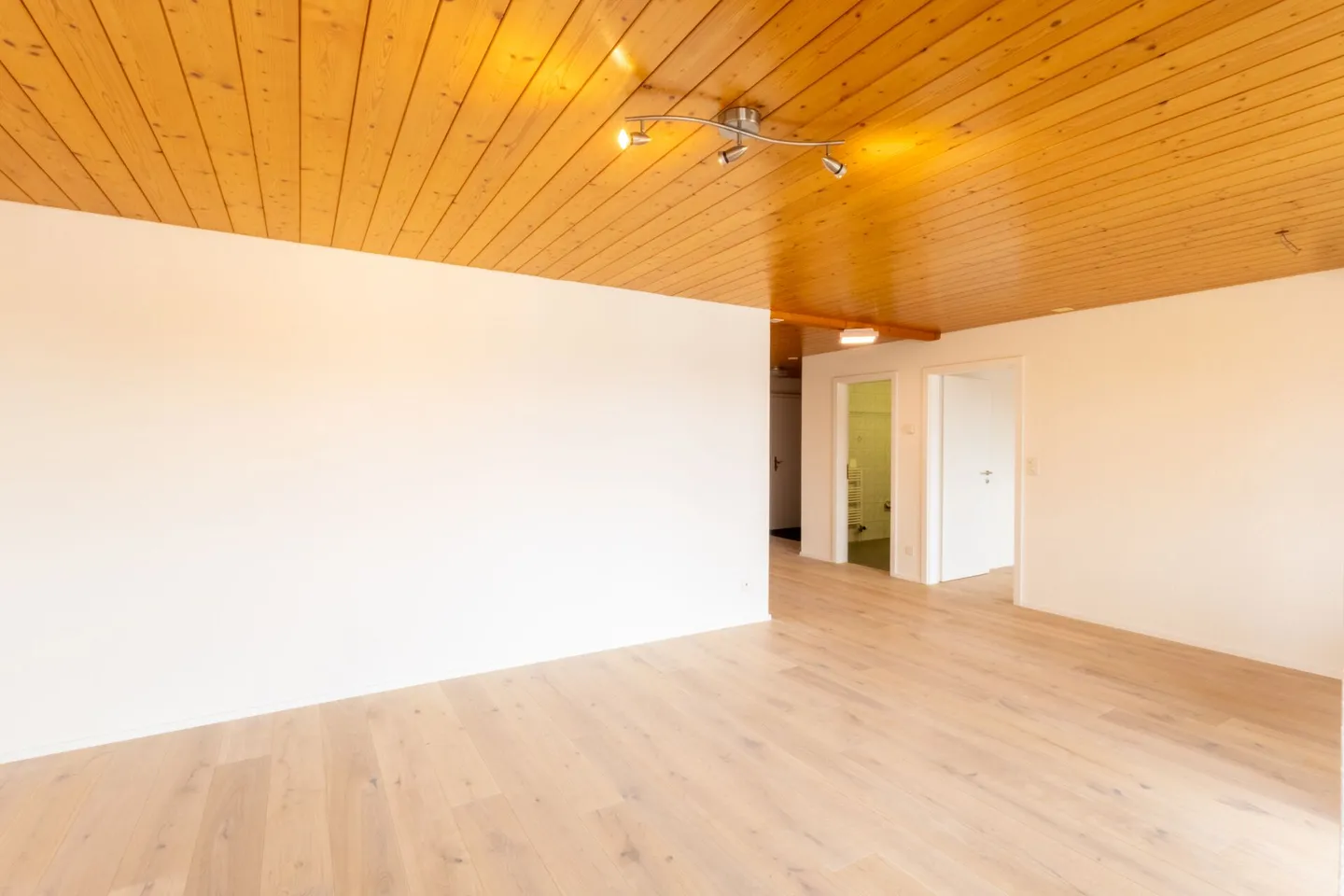 HELLE 4.5-ZIMMER-WOHNUNG MIT WUNDERBARER AUSSICHT - Foto 2 von 9