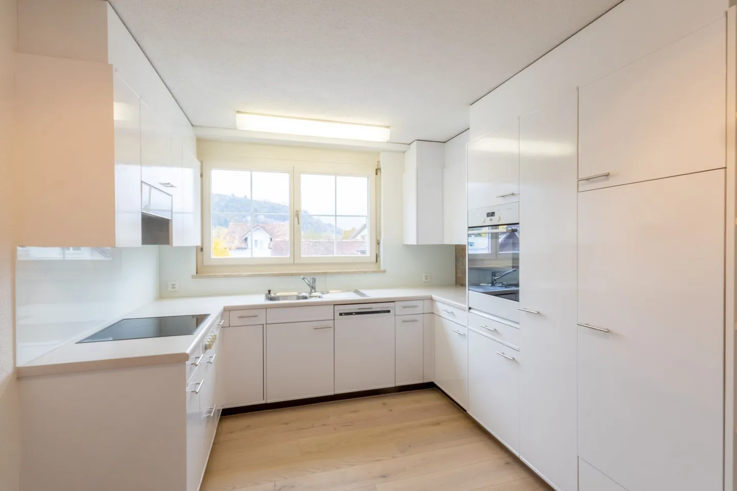 HELLE 4.5-ZIMMER-WOHNUNG MIT WUNDERBARER AUSSICHT - Foto 3 von 9