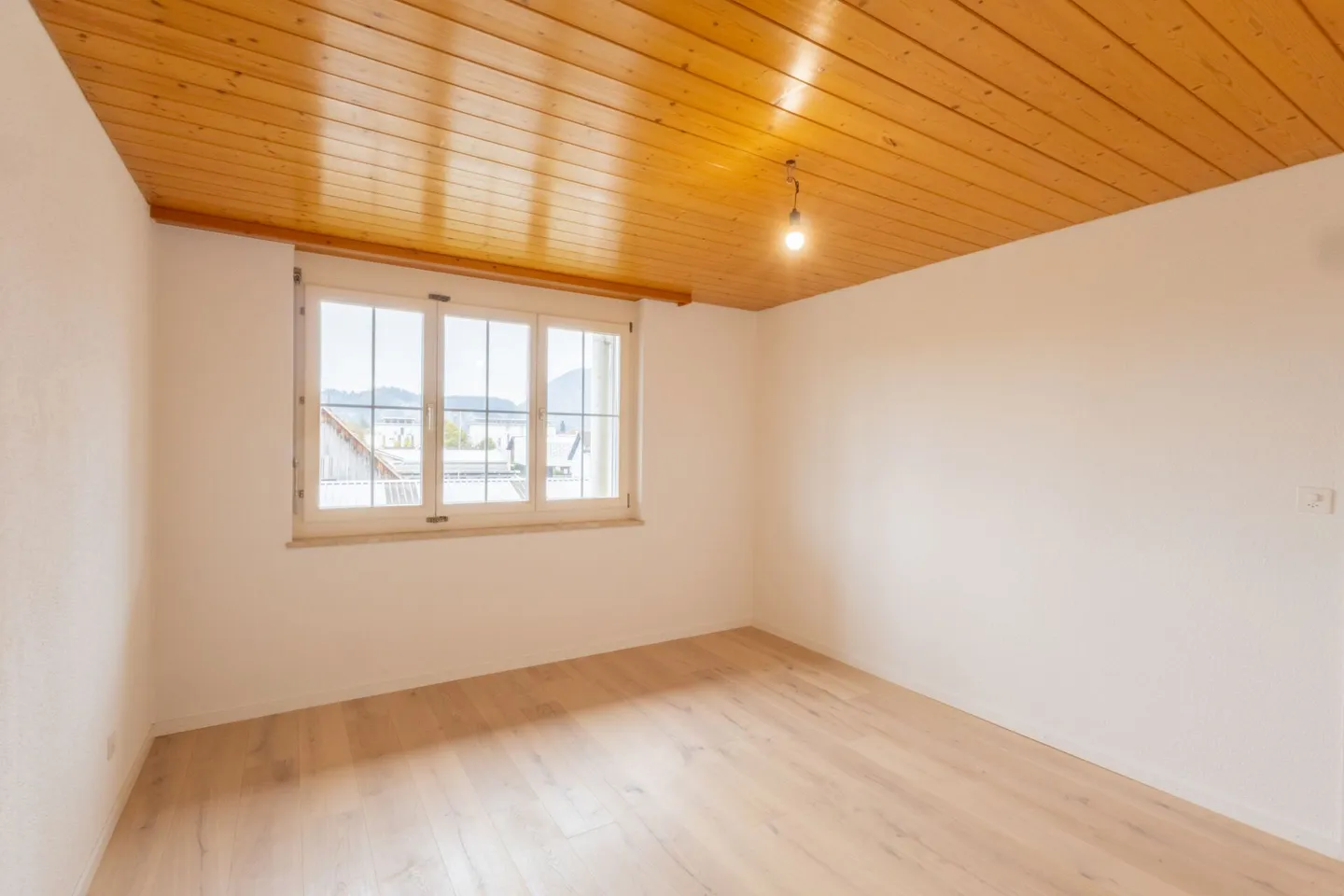 HELLE 4.5-ZIMMER-WOHNUNG MIT WUNDERBARER AUSSICHT - Foto 4 von 9