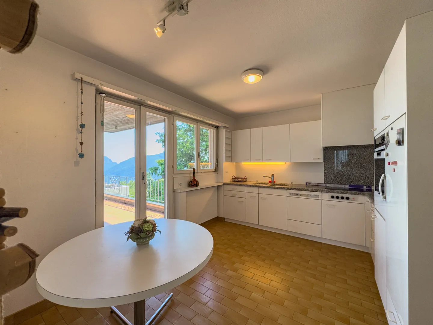 Villa with garden and open view of Lake Lugano in Carona - Photo 2 of 17