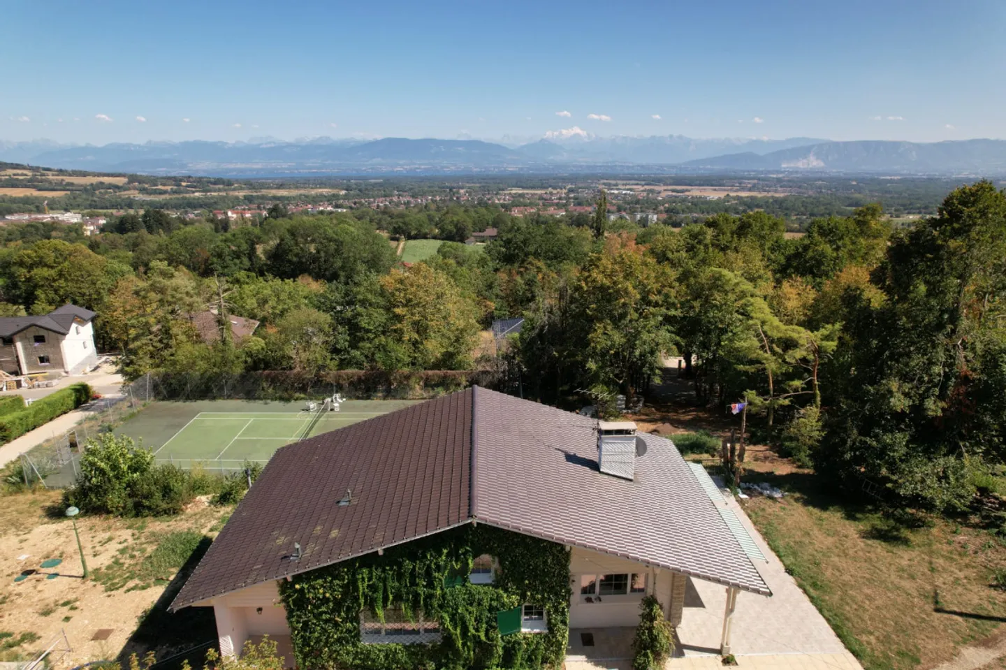 Spaziosa casa indipendente in zona tranquilla con vista - Foto 2 di 18
