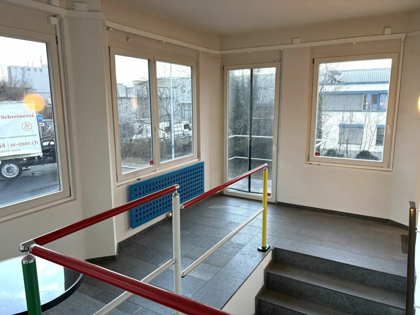 Propriété commerciale spacieuse avec de nombreux extras - Photo 2 sur 8