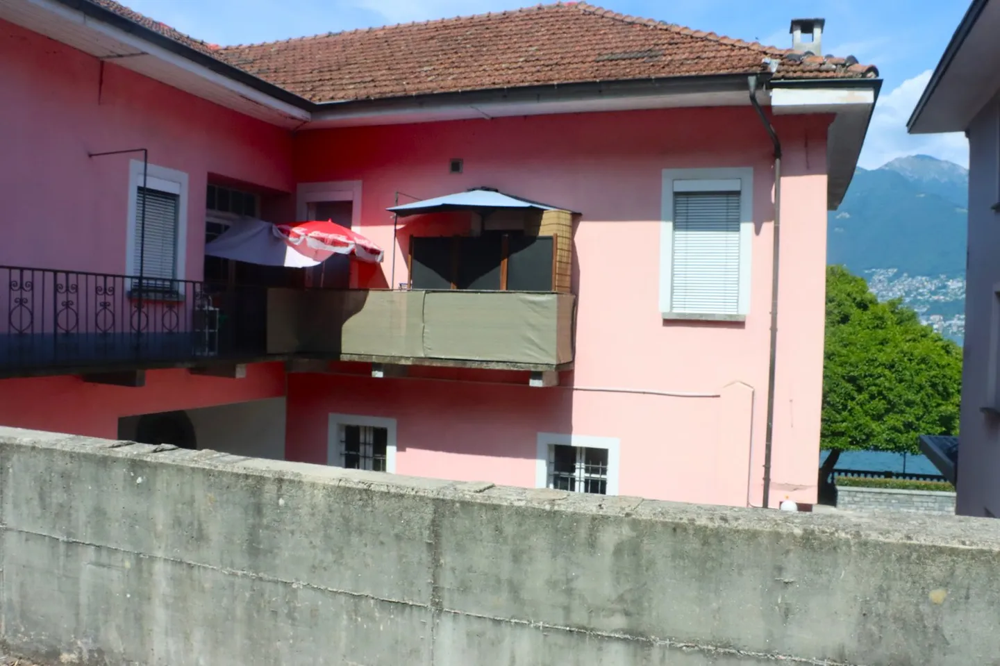 Stattliche Liegenschaft  mit Ausbaupotenzial  Casa imponente con appartamenti  con grande potenziale - Foto 4 di 13