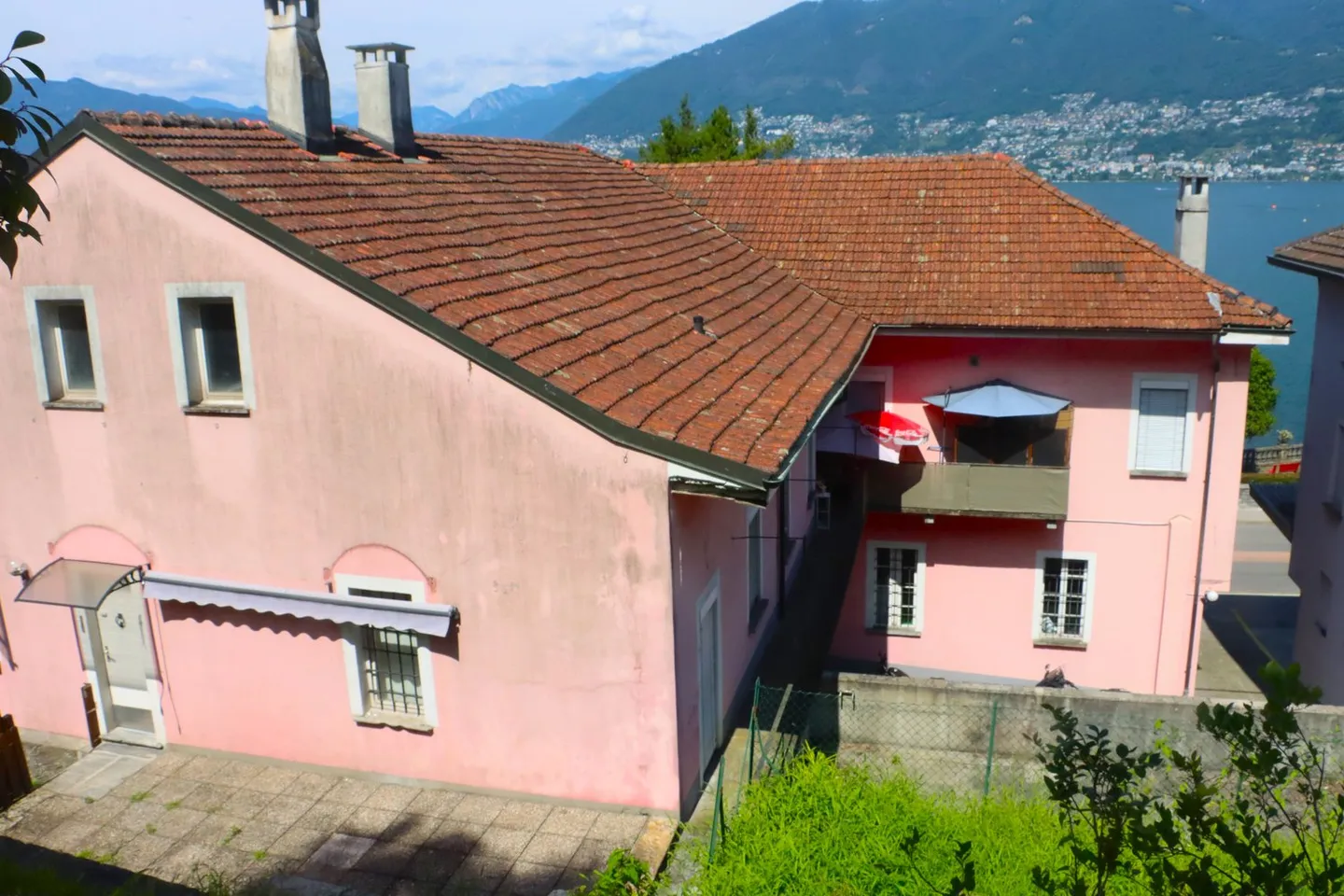 Stattliche Liegenschaft  mit Ausbaupotenzial  Casa imponente con appartamenti  con grande potenziale - Foto 5 di 13