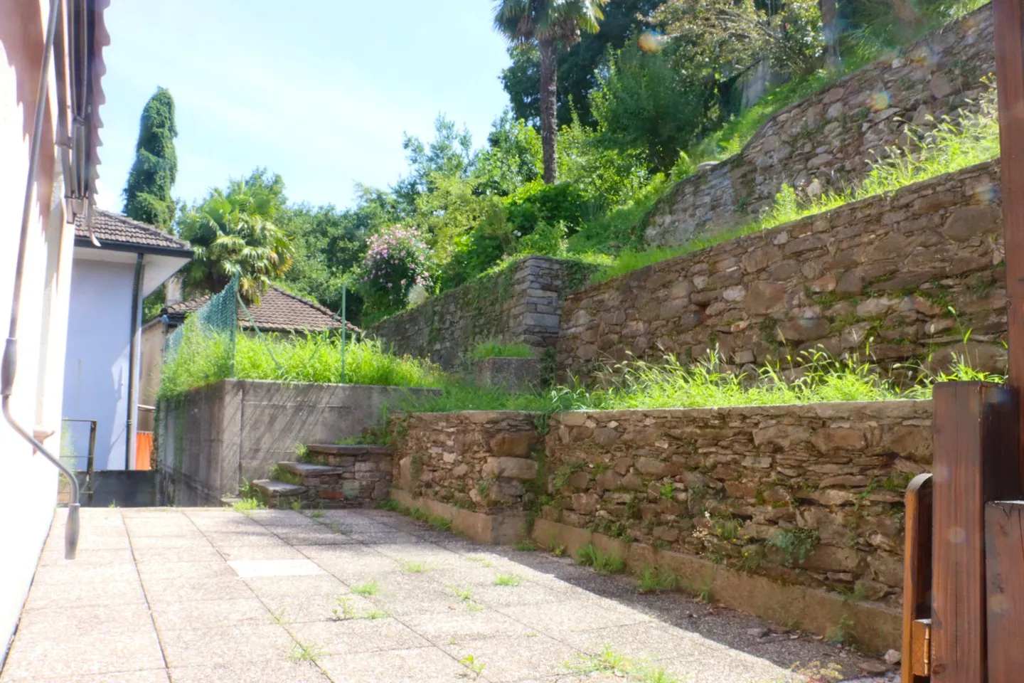 Stattliche Liegenschaft  mit Ausbaupotenzial  Casa imponente con appartamenti  con grande potenziale - Foto 7 di 13