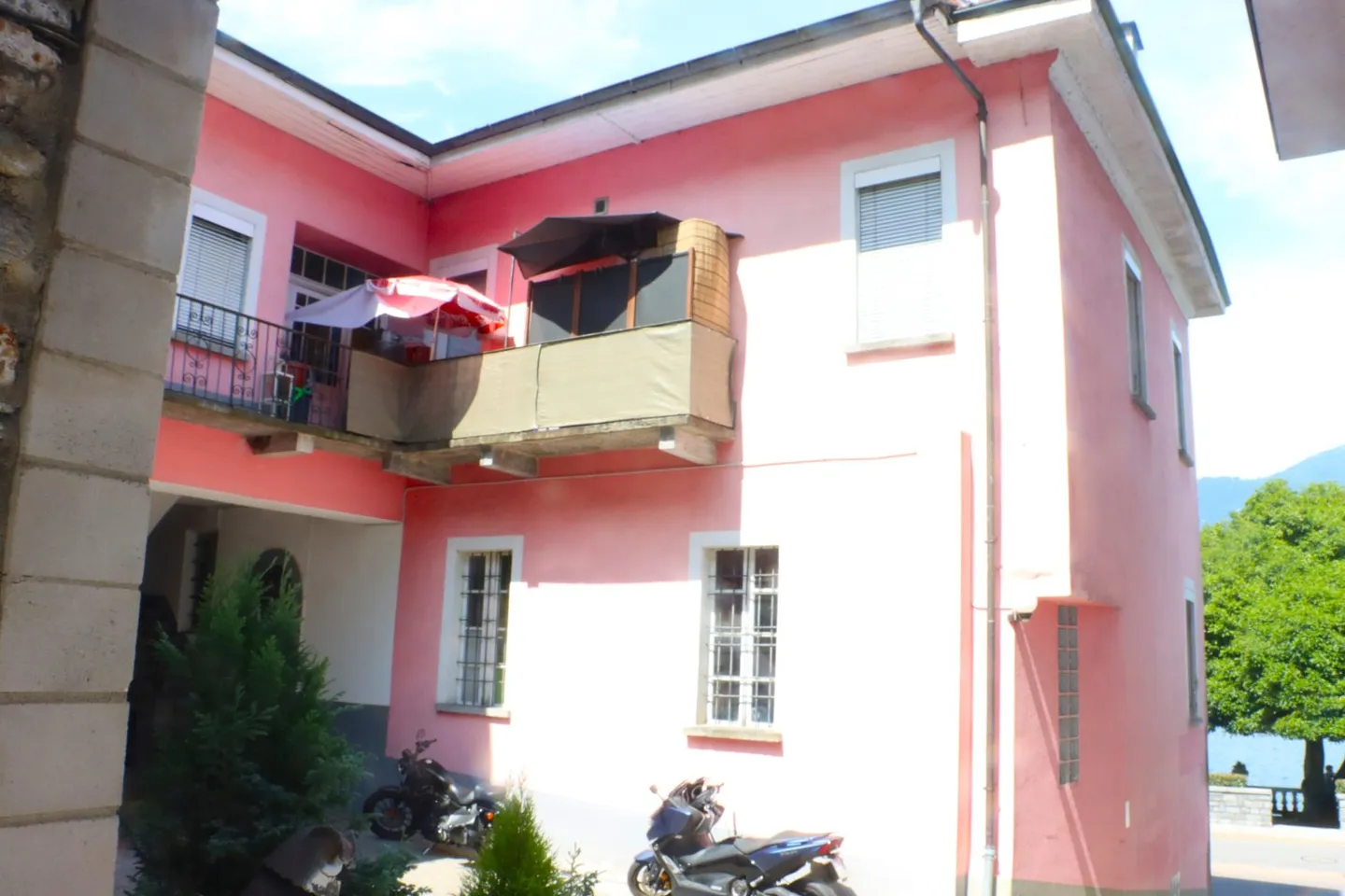 Stattliche Liegenschaft  mit Ausbaupotenzial  Casa imponente con appartamenti  con grande potenziale - Foto 8 di 13