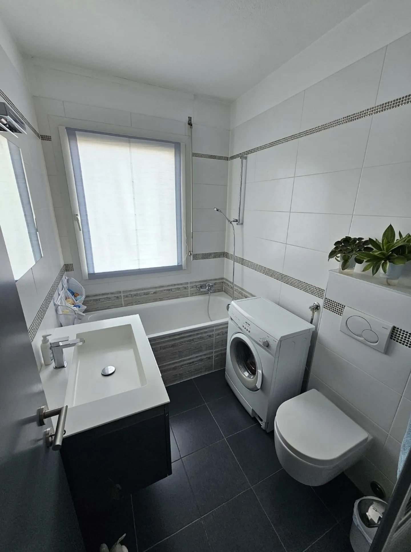 SPACIOUS AND SUNNY - Photo 10 of 11