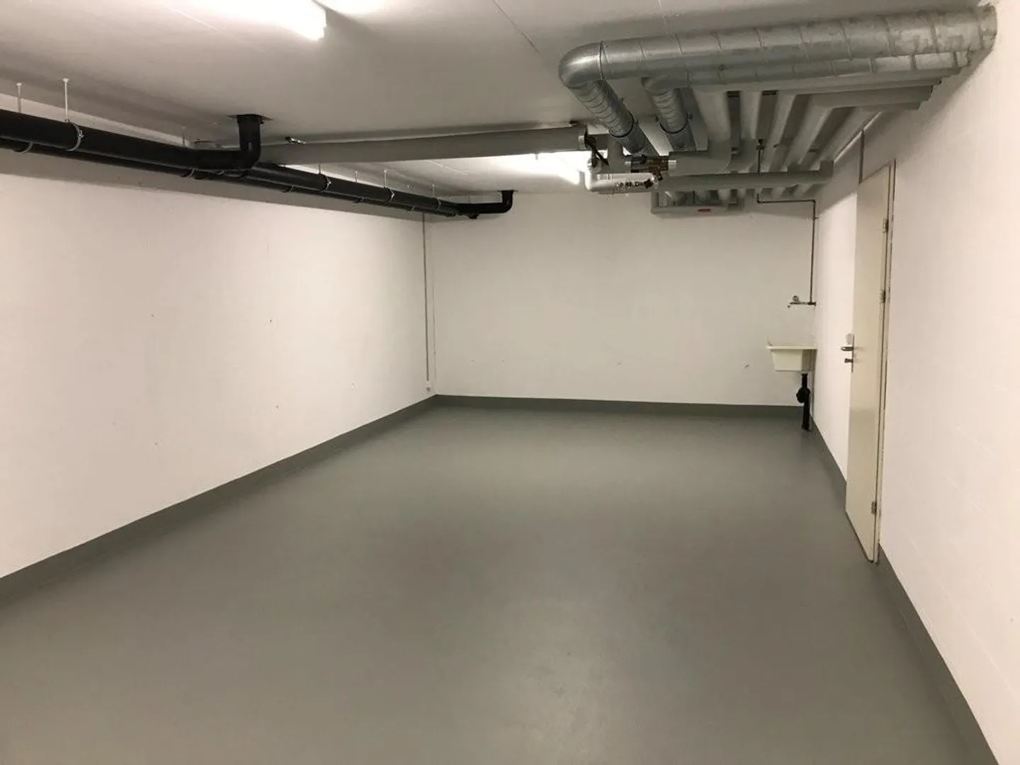 Spacious storage room for crafting - Photo 2 of 3