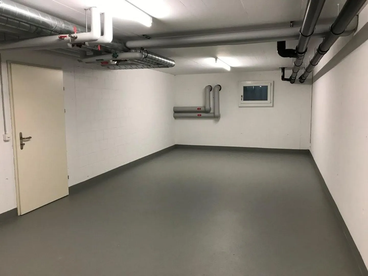 Spacious storage room for crafting - Photo 3 of 3