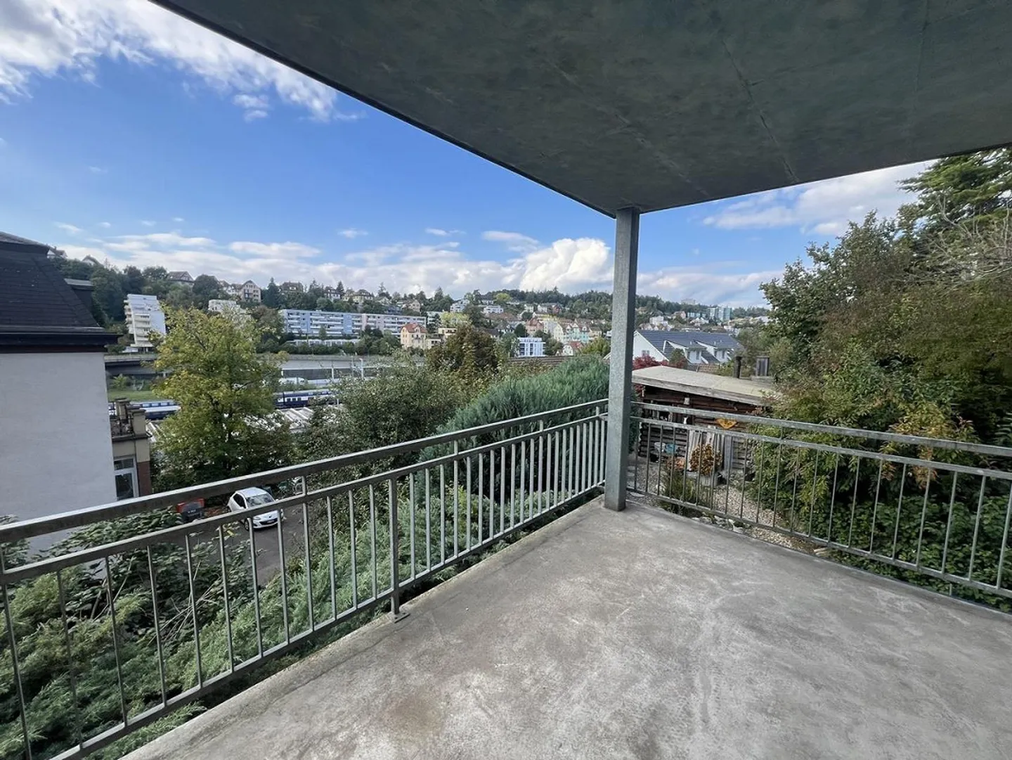 Appartamento pratico di 2,5 stanze con balcone vicino alla città - Foto 1 di 7
