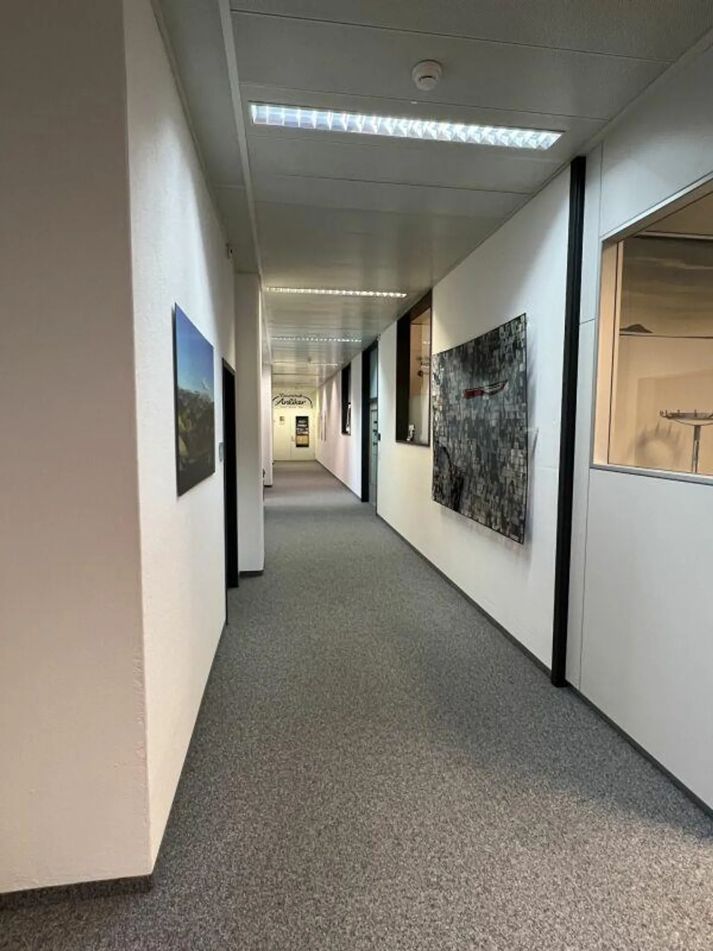 Espace de bureau de 145 m2 à des conditions optimales dans le meilleur emplacement avec accès immédiat à l'autoroute - Photo 3 sur 5